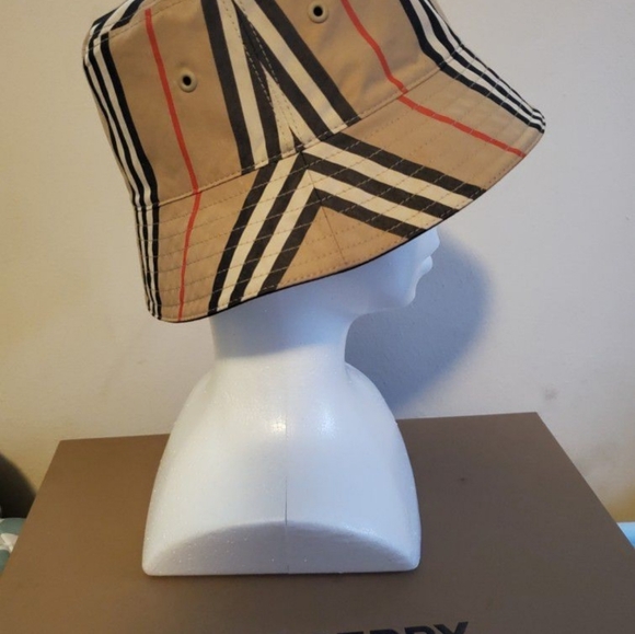 Burberry reversible bucket hat - Picture 2 of 12